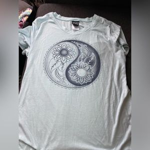 Modern Lux vintage yin and Yang blue tee shirt in great condition no stains!